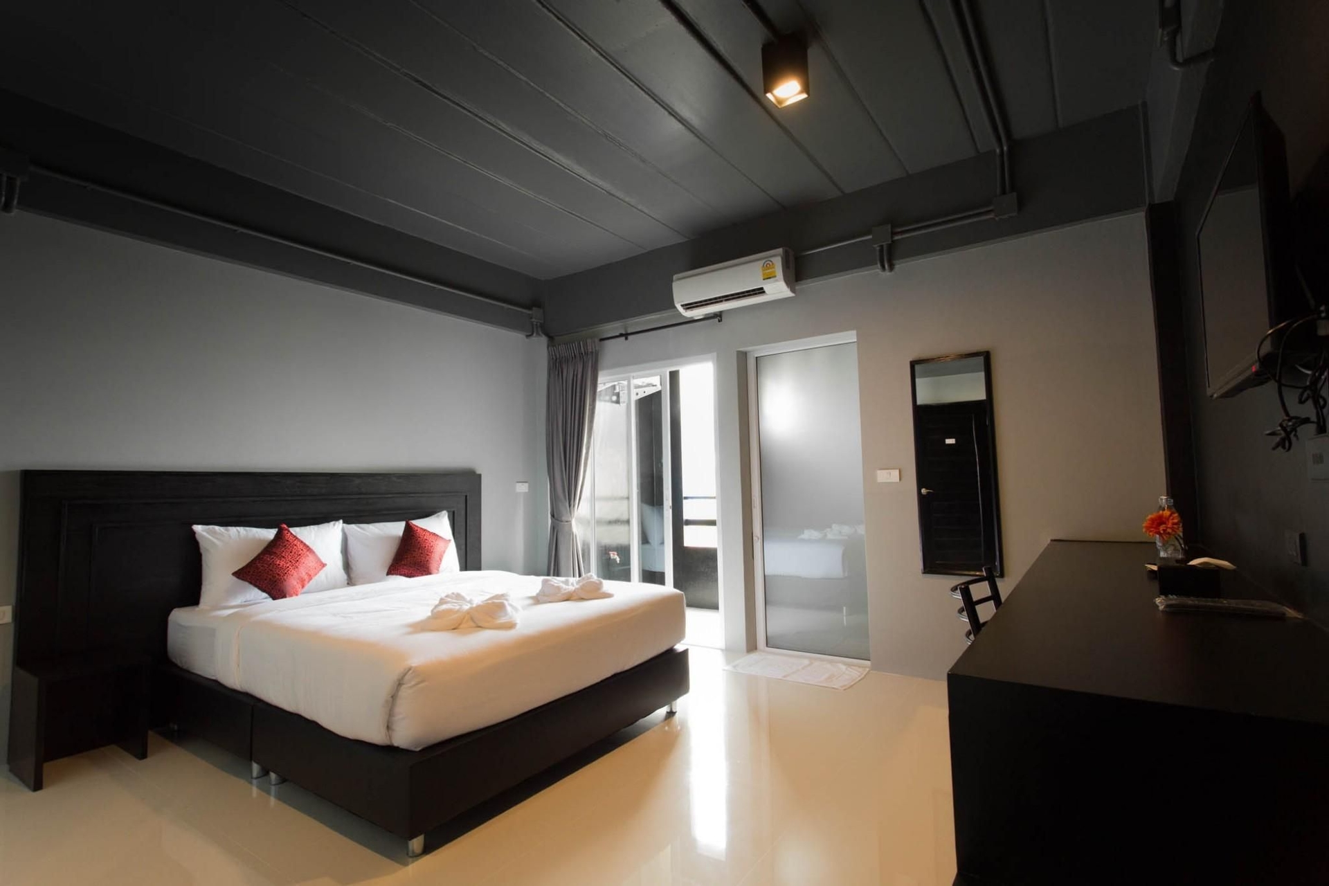 บี-แบล็ค โฮเต็ล (B-Black Hotel)4
