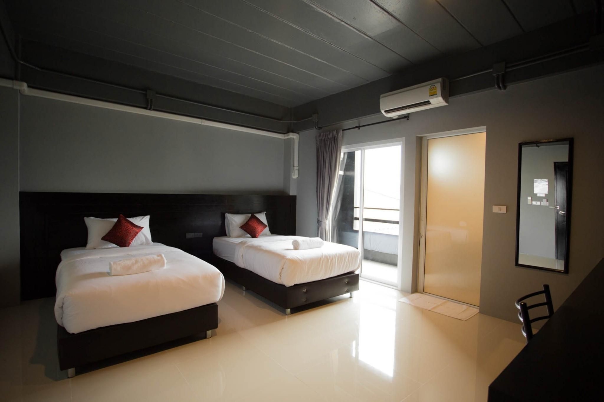 บี-แบล็ค โฮเต็ล (B-Black Hotel)3
