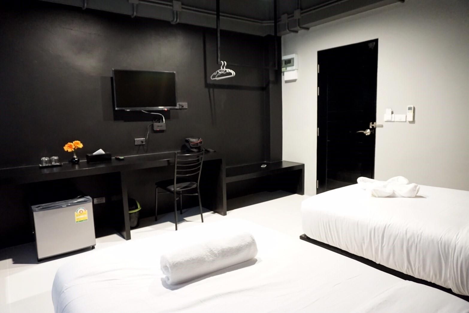 บี-แบล็ค โฮเต็ล (B-Black Hotel)1