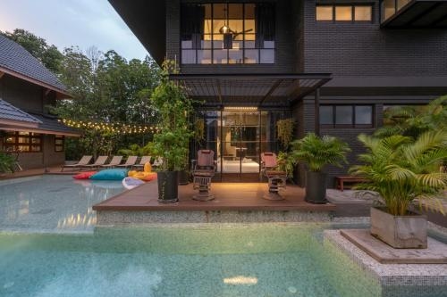 พริบพรี ลักชัวรี พูลวิลล่า (Phrip Phri Luxury Pool Villas)0