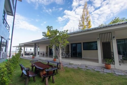 อ่าวน้อย เบย์ รีสอร์ต (Aownoi Bay Resort)1