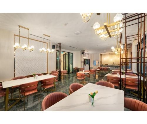 โรงแรมไนน์ริเวอร์ (Nine River Hotel)1
