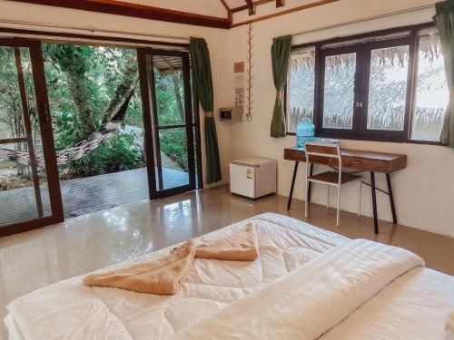 ชมจันทร์ บีช รีสอร์ต (Chomjan Beach Resort)0