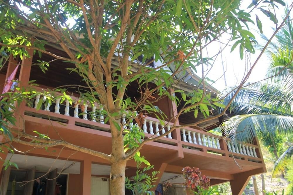 ชมจันทร์ บีช รีสอร์ต (Chomjan Beach Resort)1