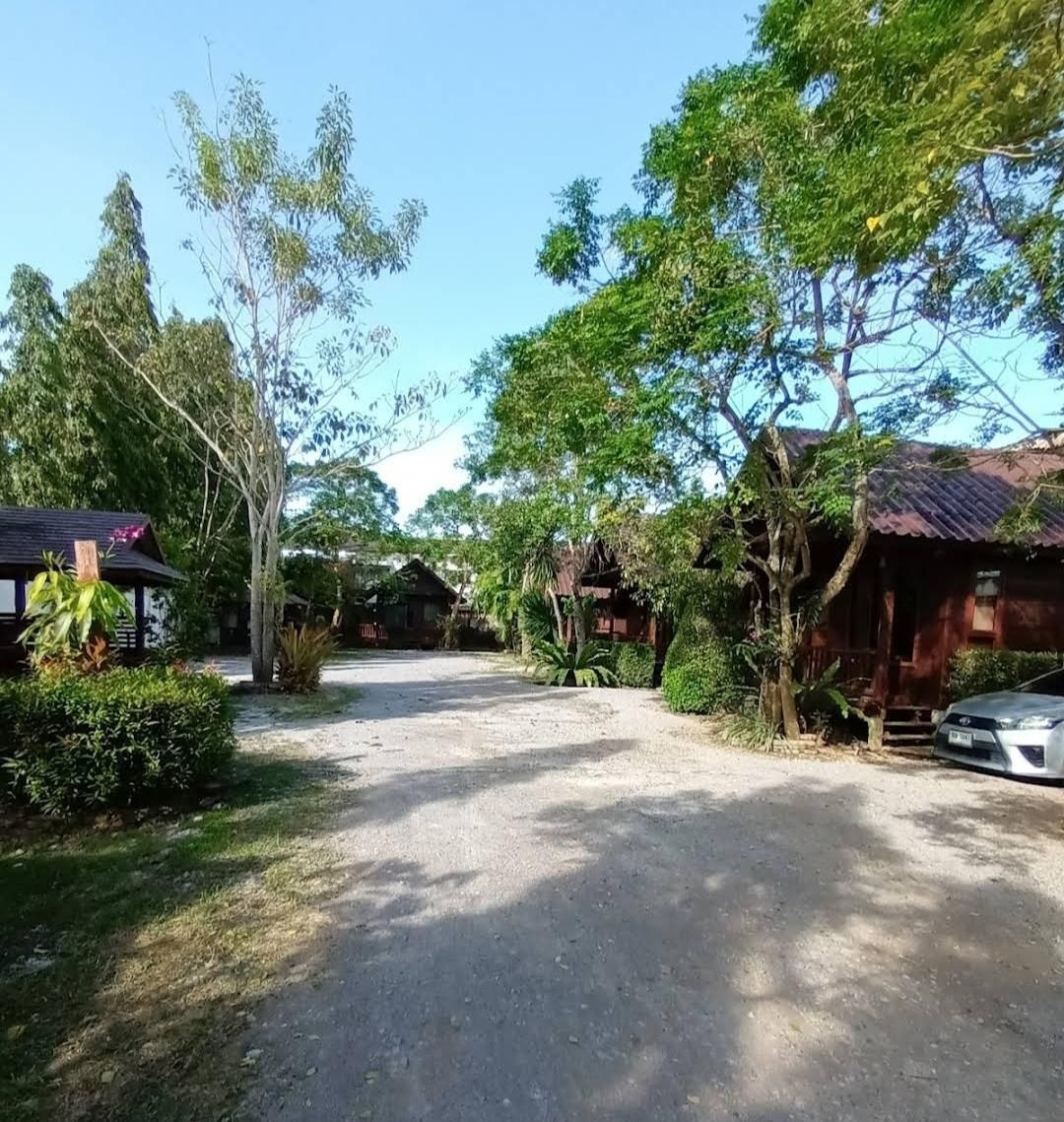 เรือนทอง รีสอร์ท (Rueanthong Resort)1