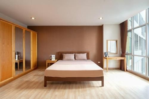 อพาร์ตเมนต์ 1 ห้องนอน 1 ห้องน้ำส่วนตัว ขนาด 50 ตร.ม. – สุขุมวิท (Large warm minimalist cityview studio)1