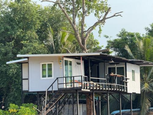บ้านปลายแหลม โฮมสเตย์ (Baan Plai Laem Homestay)0