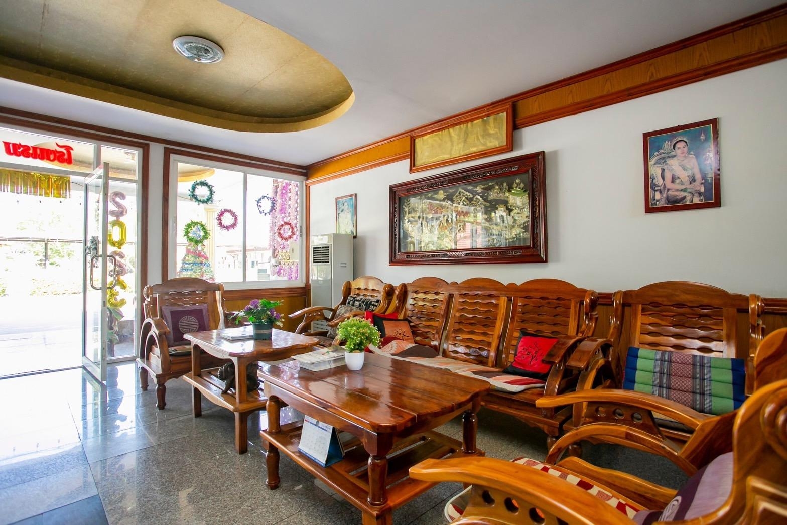 โรงแรมนกยูงทอง (Nokyungthong Hotel)0