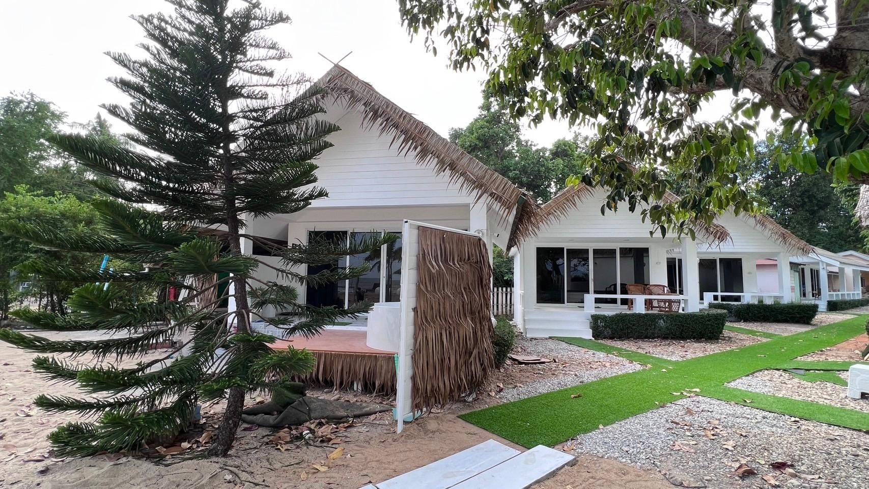 วอร์มบีช รีสอร์ต (Warm Beach Resort)0
