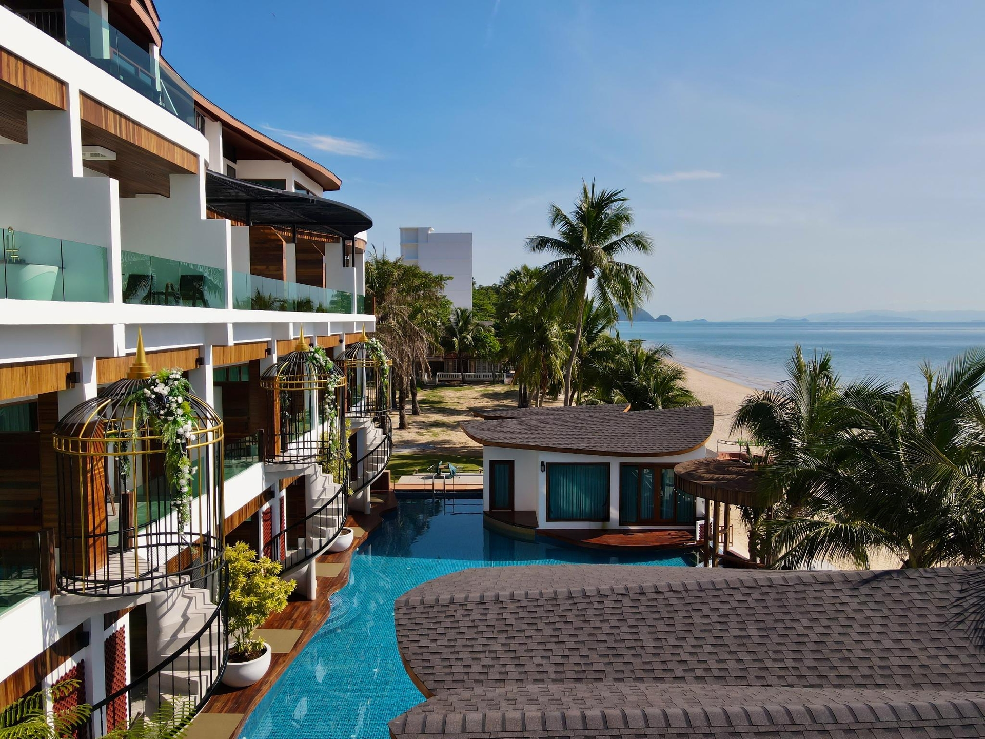 โฮเทล วิลล่า อ่าวขนอม บีชฟรอนท์ (Hotel Villa Aokhanom Beachfront)1