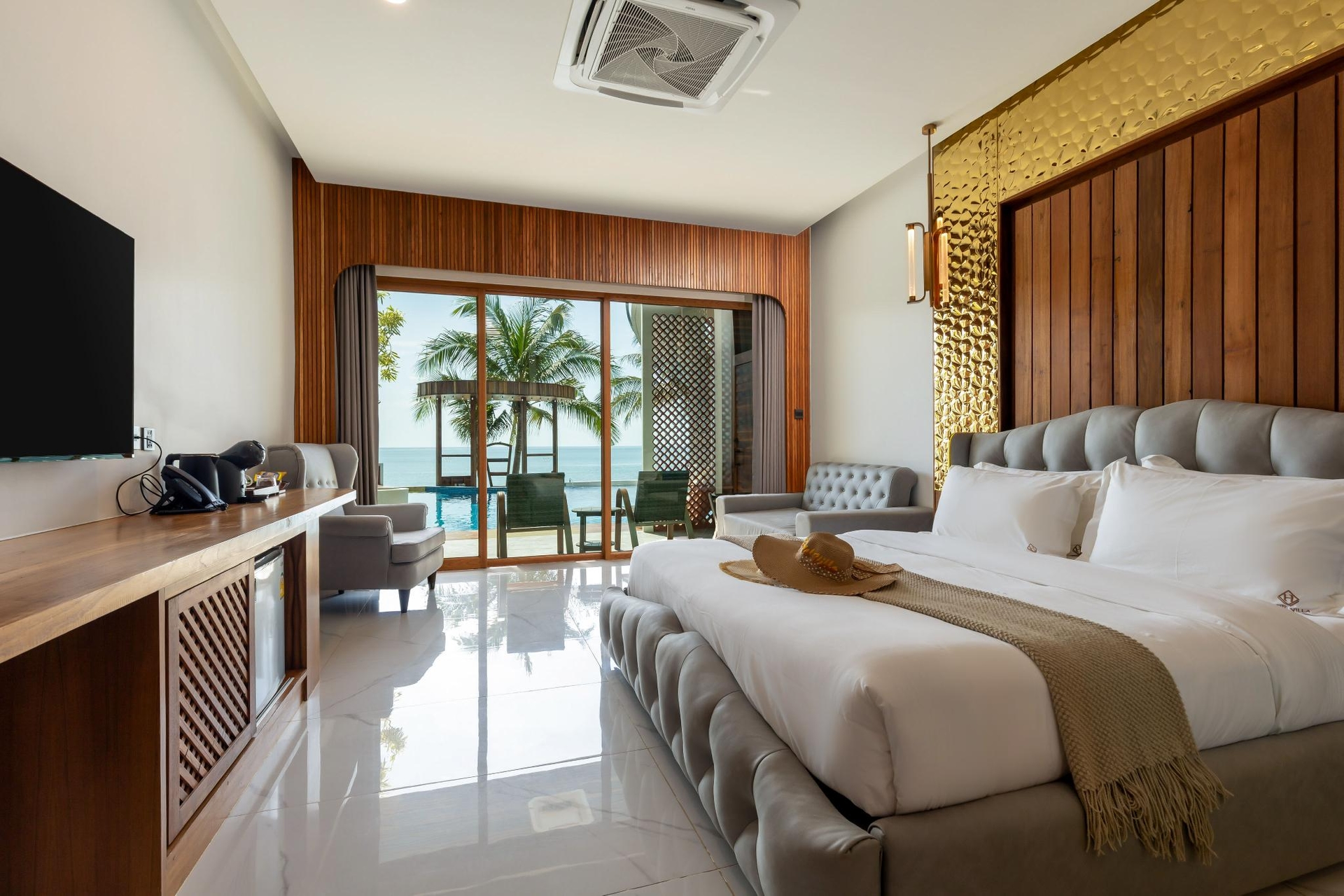 โฮเทล วิลล่า อ่าวขนอม บีชฟรอนท์ (Hotel Villa Aokhanom Beachfront)1