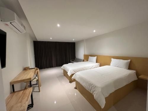 Super Highway Hotel2
