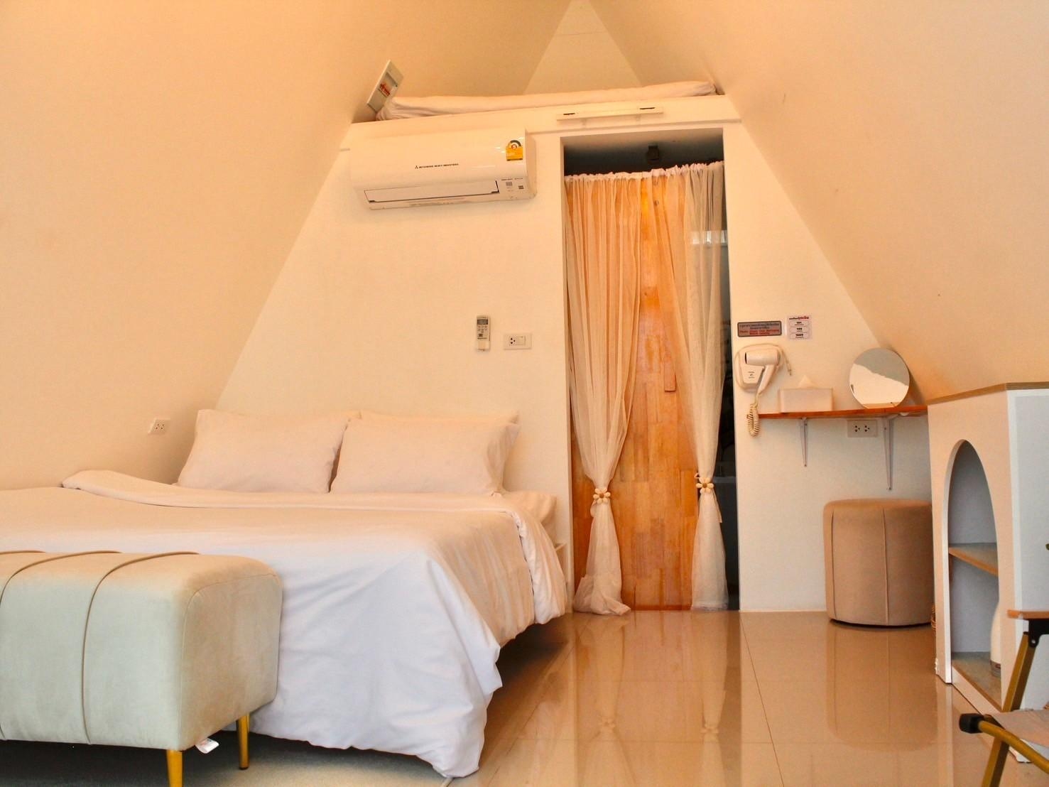 อัส แอนด์ เอาเออร์ส คาเฟ่ แอนด์ เบด (Us and Ours cafe'&bed)1