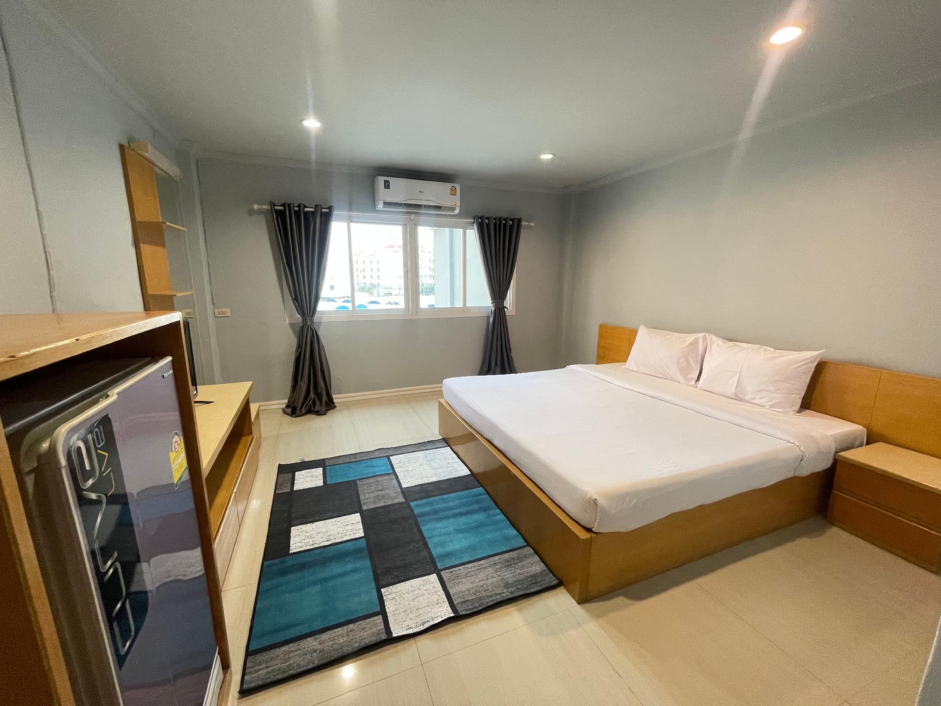 เฟลิซ รูม (Feliz Room)1