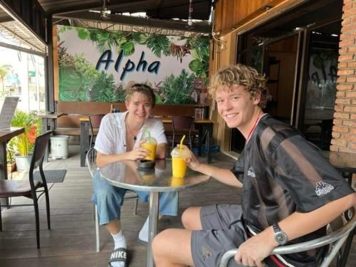 อัลฟ่า โฮสเทล คาเฟ่ แอนด์ บาร์ (ALPHA Hostel Cafe&Bar)0
