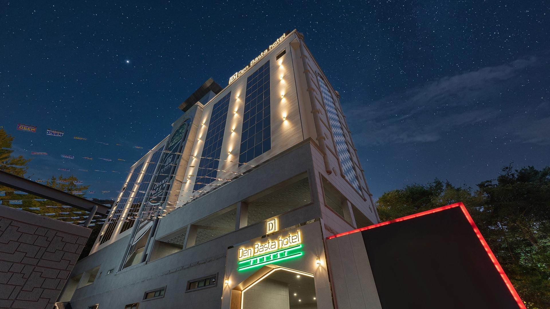 โรงแรมเดนบาสตา ฟอเรสต์ (Denbasta Forest hotel)0
