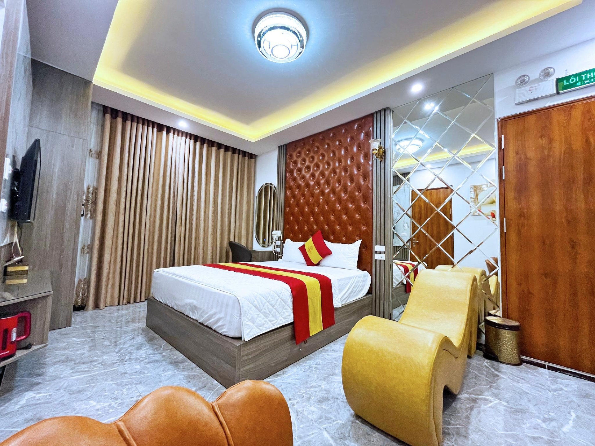 ควีน โฮเทล โมลาโอ (Queen Hotel Mo Lao)1