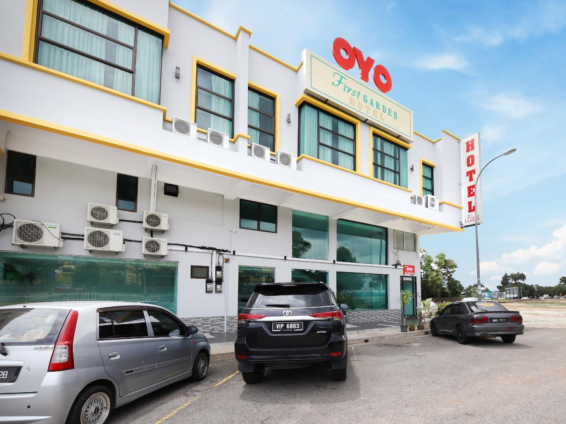 OYO 44043 First Garden Hotel3