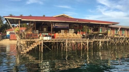 Mabul Backpackers2