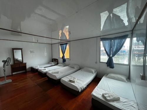Mabul Backpackers3
