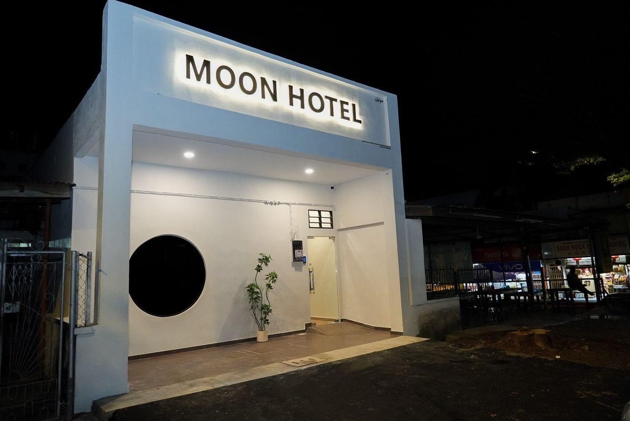 Moon Hotel0