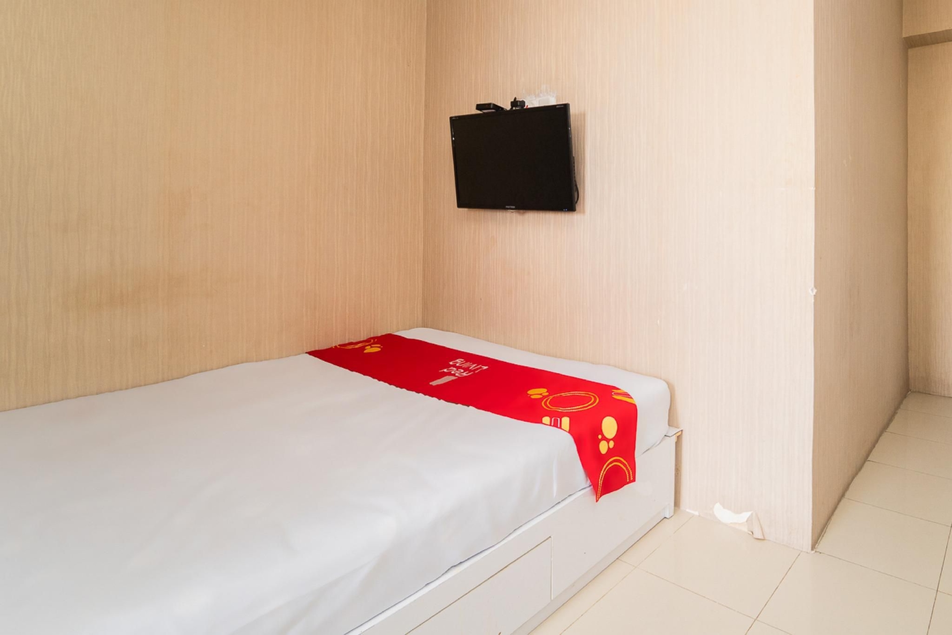 RedLiving Apartemen Bassura City - Ens Room2
