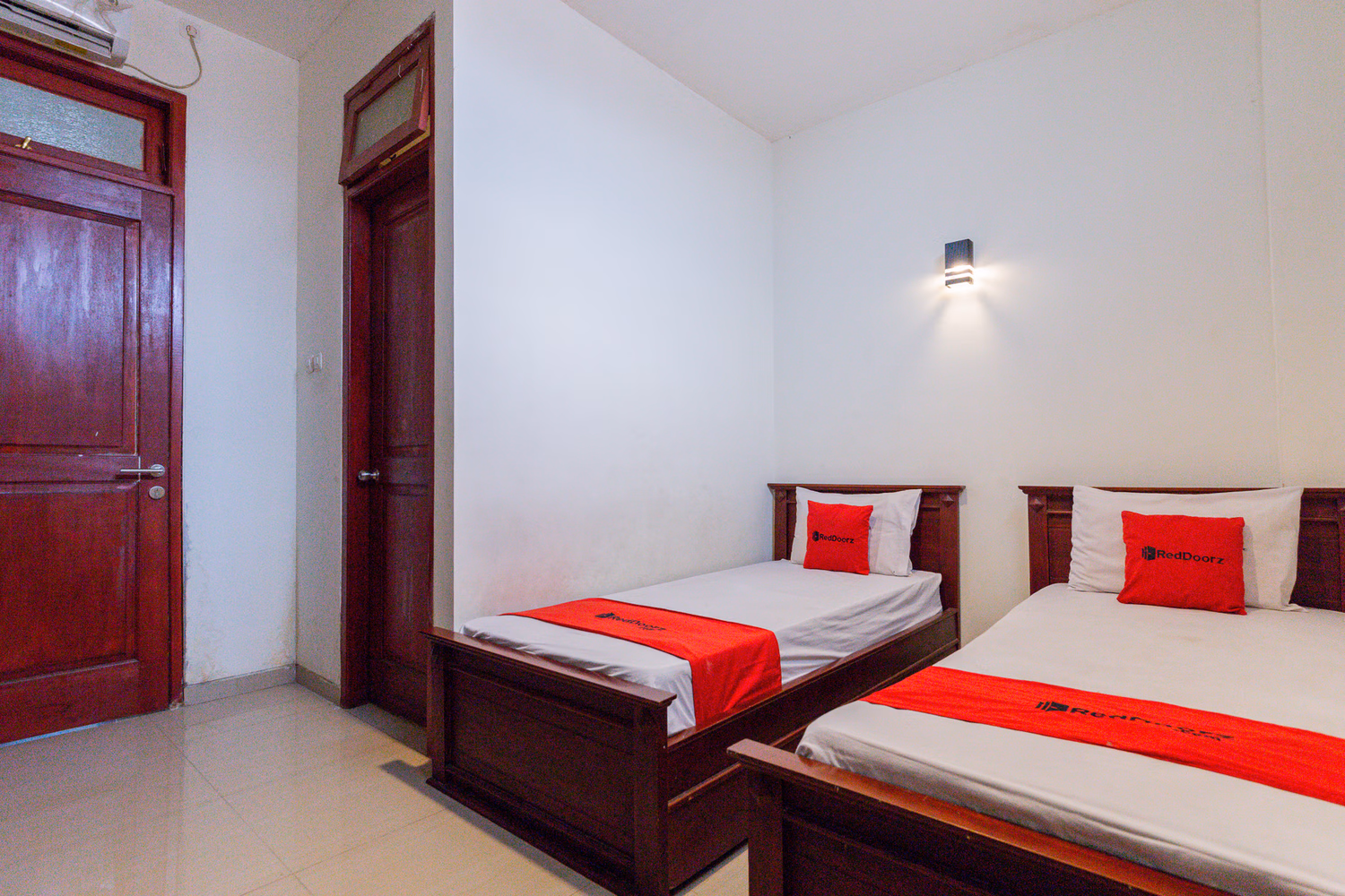 RedDoorz @ Raya Ngagel 24