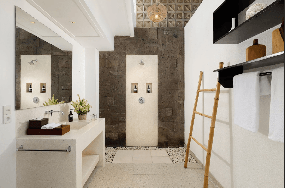 Black Beach Villa - Absolute Beachfront 4