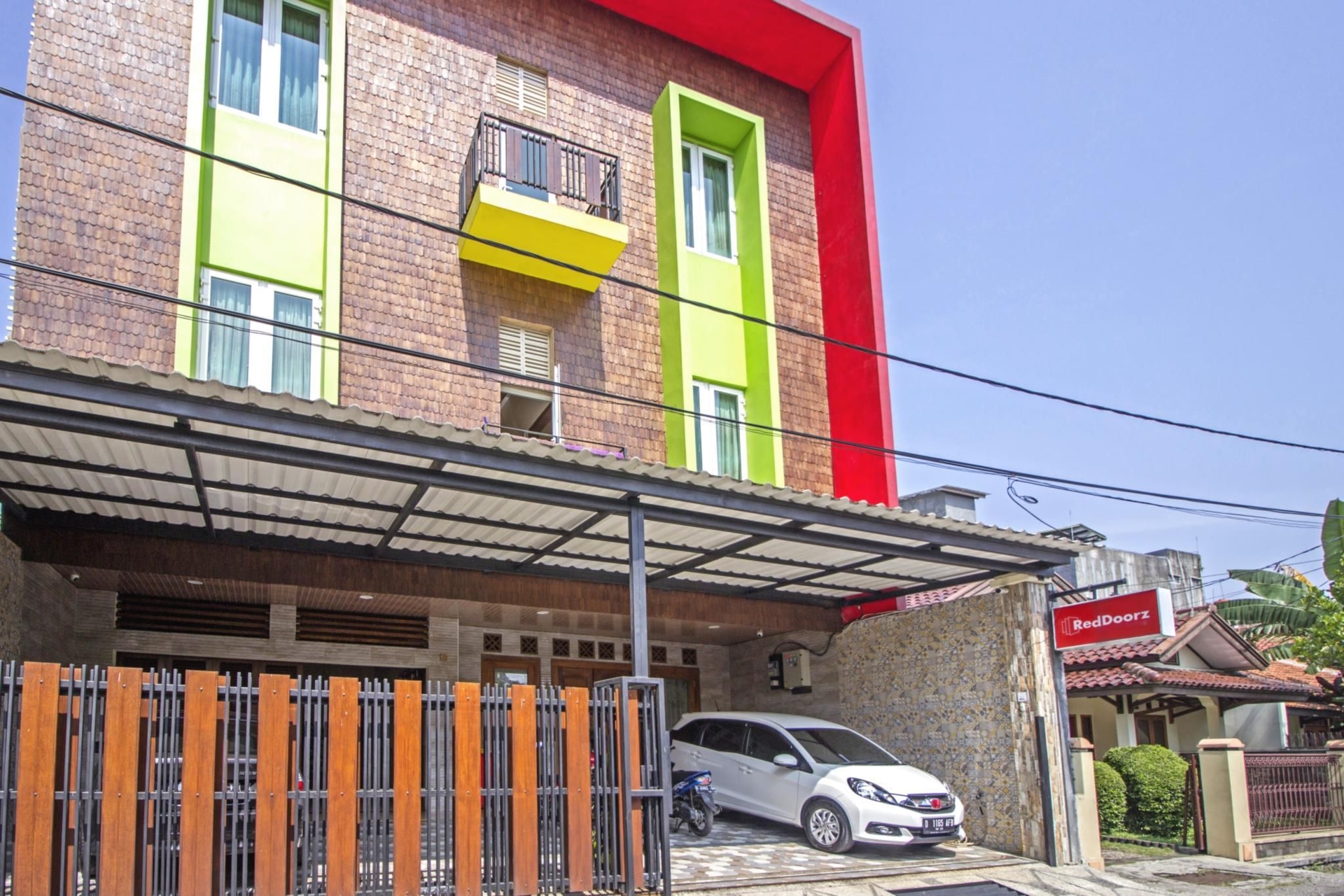 RedDoorz Near Trans Studio Mall 20