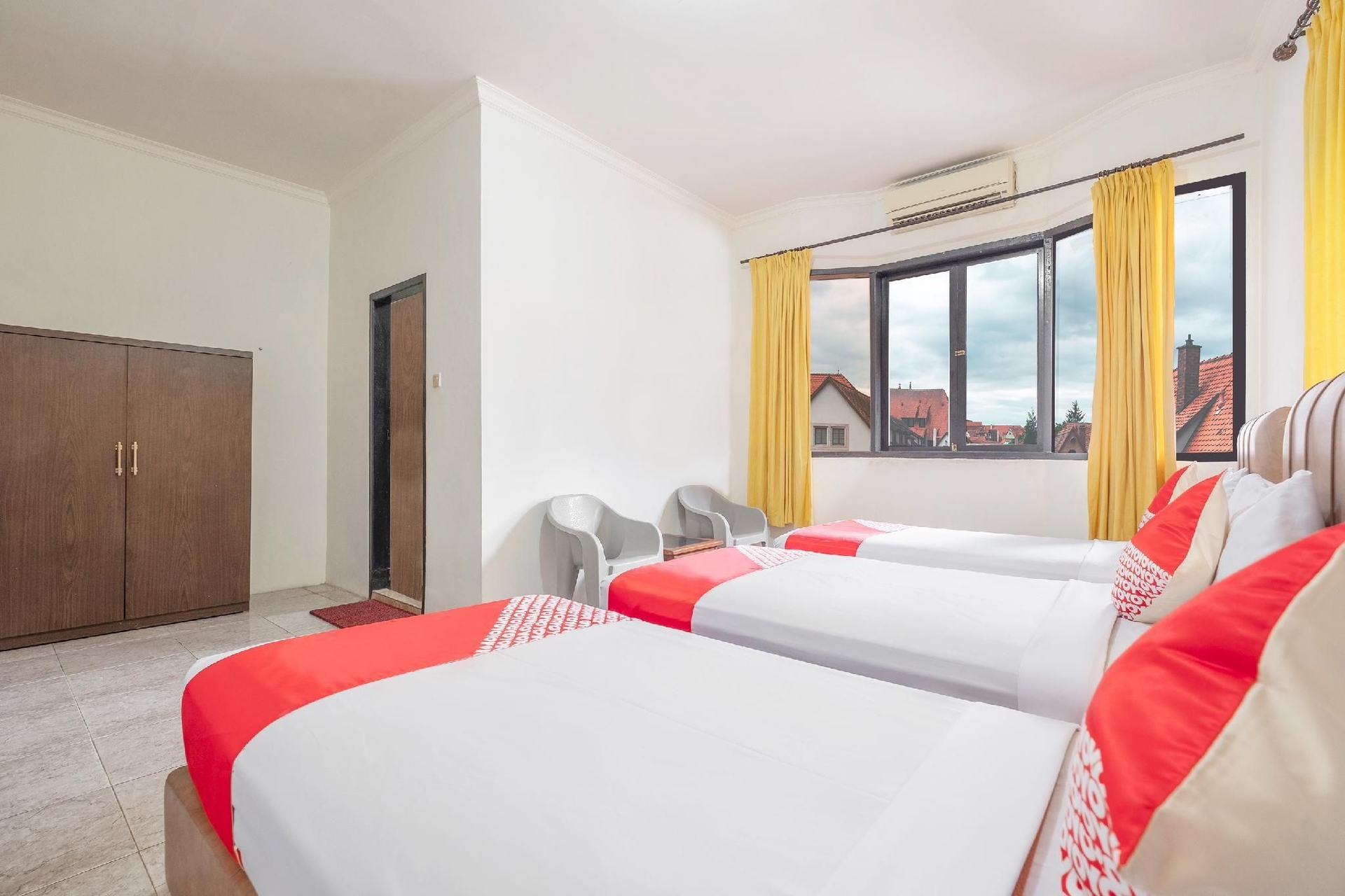 Super OYO 2704 Hotel Transit 24