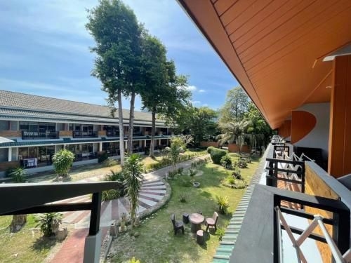 Phi Phi Andaman Beach Resort3