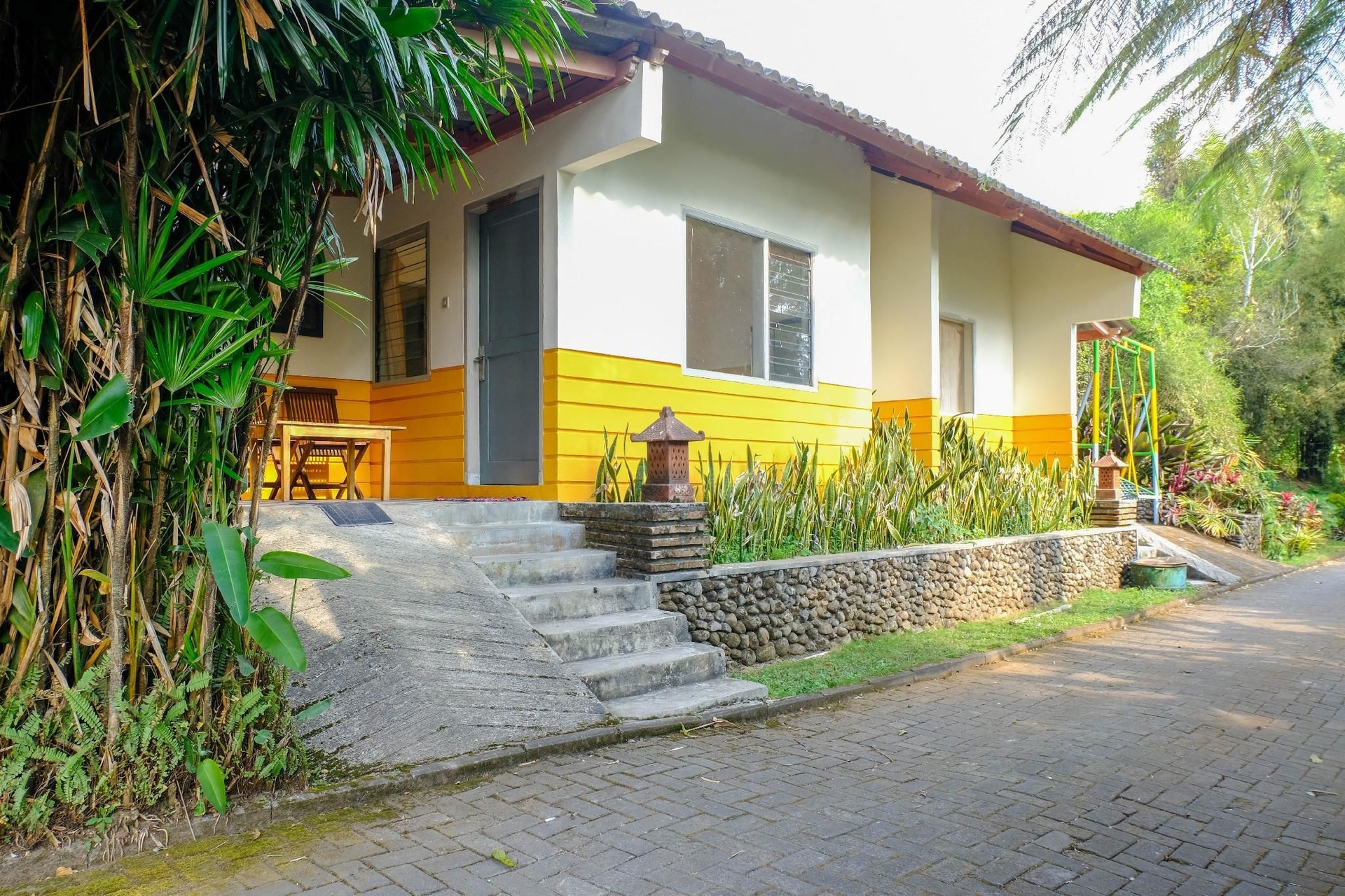 RedDoorz near STAB Syailendra Kopeng0