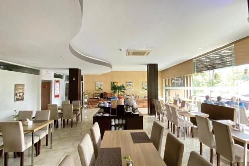 Front One Hotel Airport Solo1