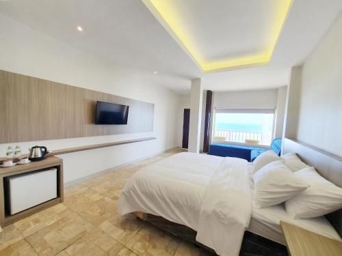 77 Sunset Plaza3