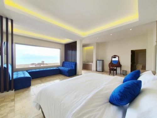 77 Sunset Plaza4