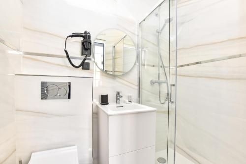 คอมฟอร์ทเทเบิล อพาร์ตเมนต์ – 2 ห้องนอน สำหรับ 7 คน – อาร์ก เดอ ตรียงฟ์ (Comfortable Apartment - 2BR/7P - Arc De Triomphe)4