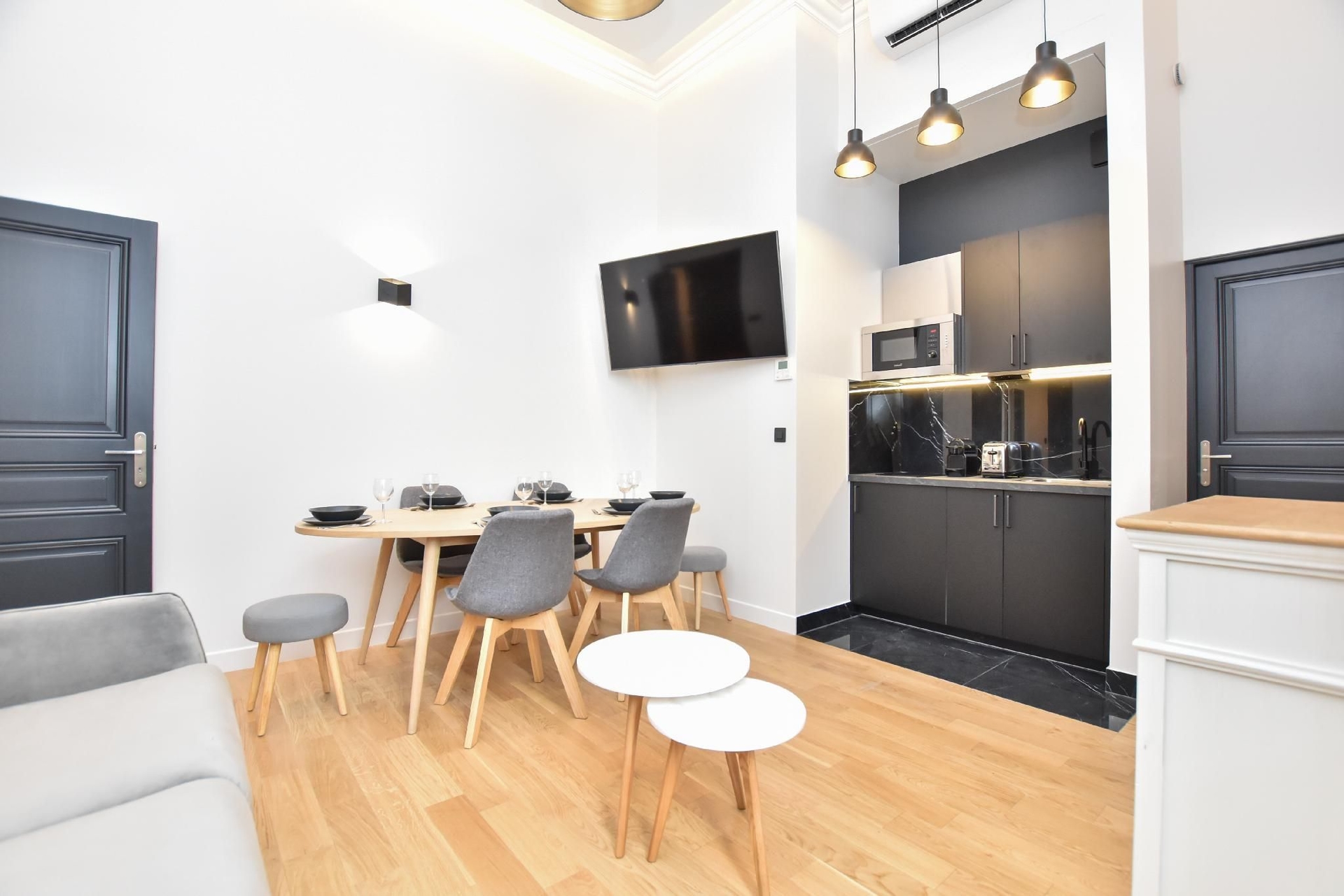 คอมฟอร์ทเทเบิล อพาร์ตเมนต์ – 2 ห้องนอน สำหรับ 7 คน – อาร์ก เดอ ตรียงฟ์ (Comfortable Apartment - 2BR/7P - Arc De Triomphe)2