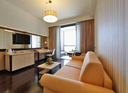 โรงแรมยูนา วาเรเซ่ (UNA HOTELS Varese)3