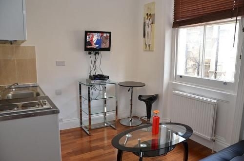 ไฮด์ พาร์ก อพาร์ตเมนต์ส (Hyde Park Appartments)1