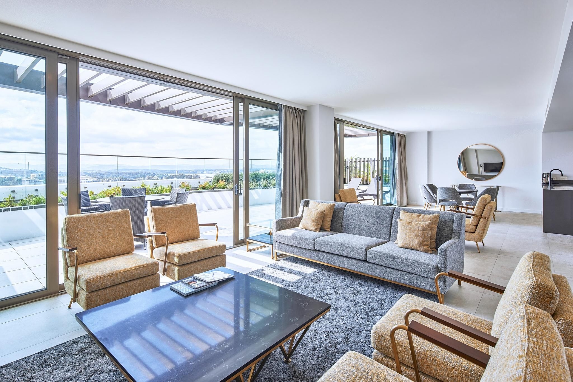 Meriton Suites Allara Street Canberra4