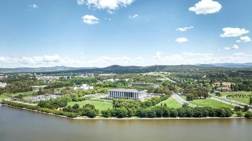 Meriton Suites Allara Street Canberra1