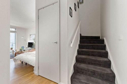 อพาร์ตเมนต์ 2 ห้องนอน 1 ห้องน้ำส่วนตัว ขนาด 95 ตร.ม. – อื่นๆ (Chic 2BR Loft Near Melbourne Central, Free Parking)3