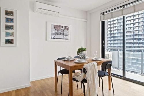 อพาร์ตเมนต์ 2 ห้องนอน 1 ห้องน้ำส่วนตัว ขนาด 95 ตร.ม. – อื่นๆ (Chic 2BR Loft Near Melbourne Central, Free Parking)2