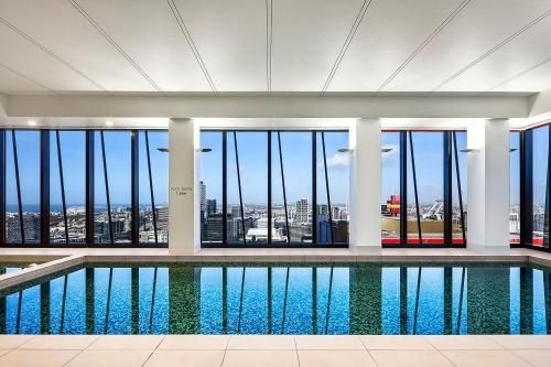 อพาร์ทเมนท์ใจกลางเมืองบนชั้น 48 พร้อมวิวเมืองและท่าเรือ (CBD Apt on 48 floor with City and Harbour views)1