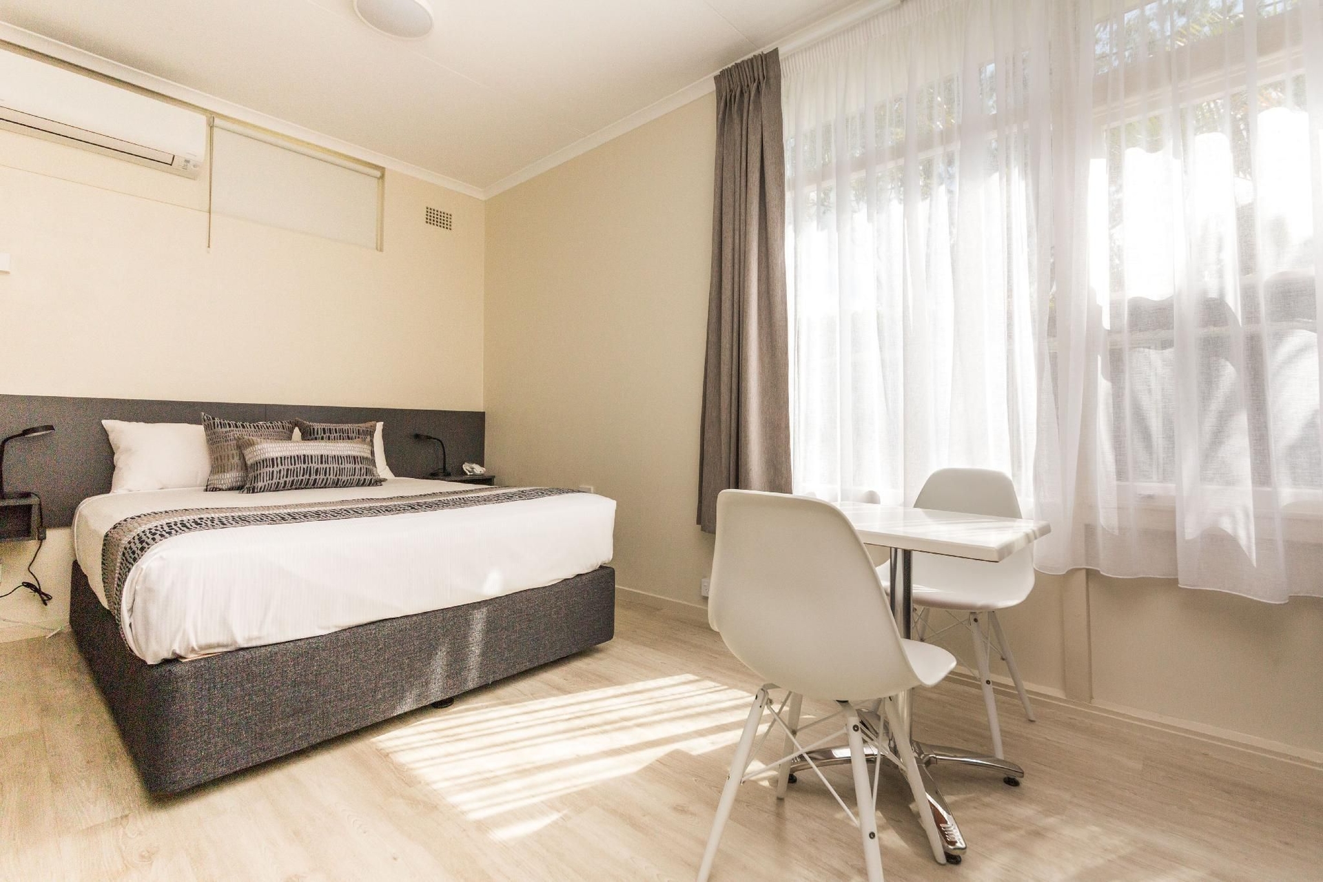 ดอสันมอเตอร์อินน์โมเต็ล (Dawson Motor Inn Motel)1