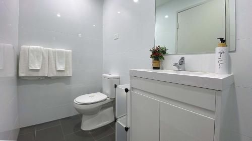 MetaWise 2BR Apartment in Heart of Hurlstone Park4