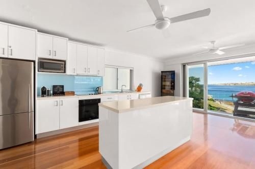 Beachfront luxury 3 beds with ocean view balcony1