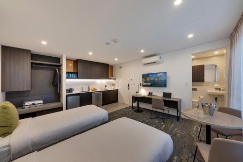 Littomore Suites Kingswood3