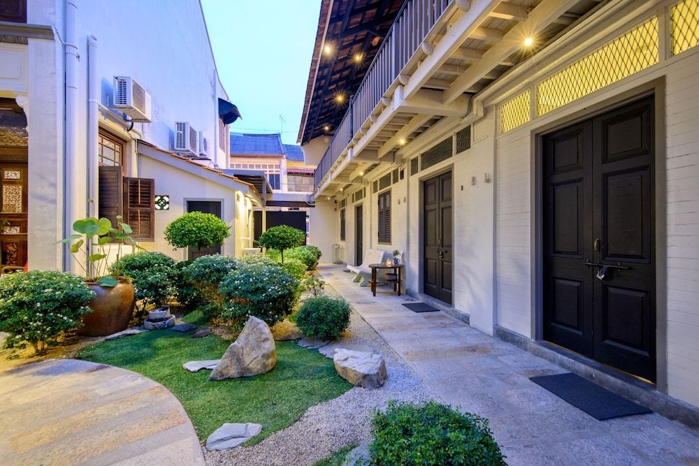 Noordin Mews2
