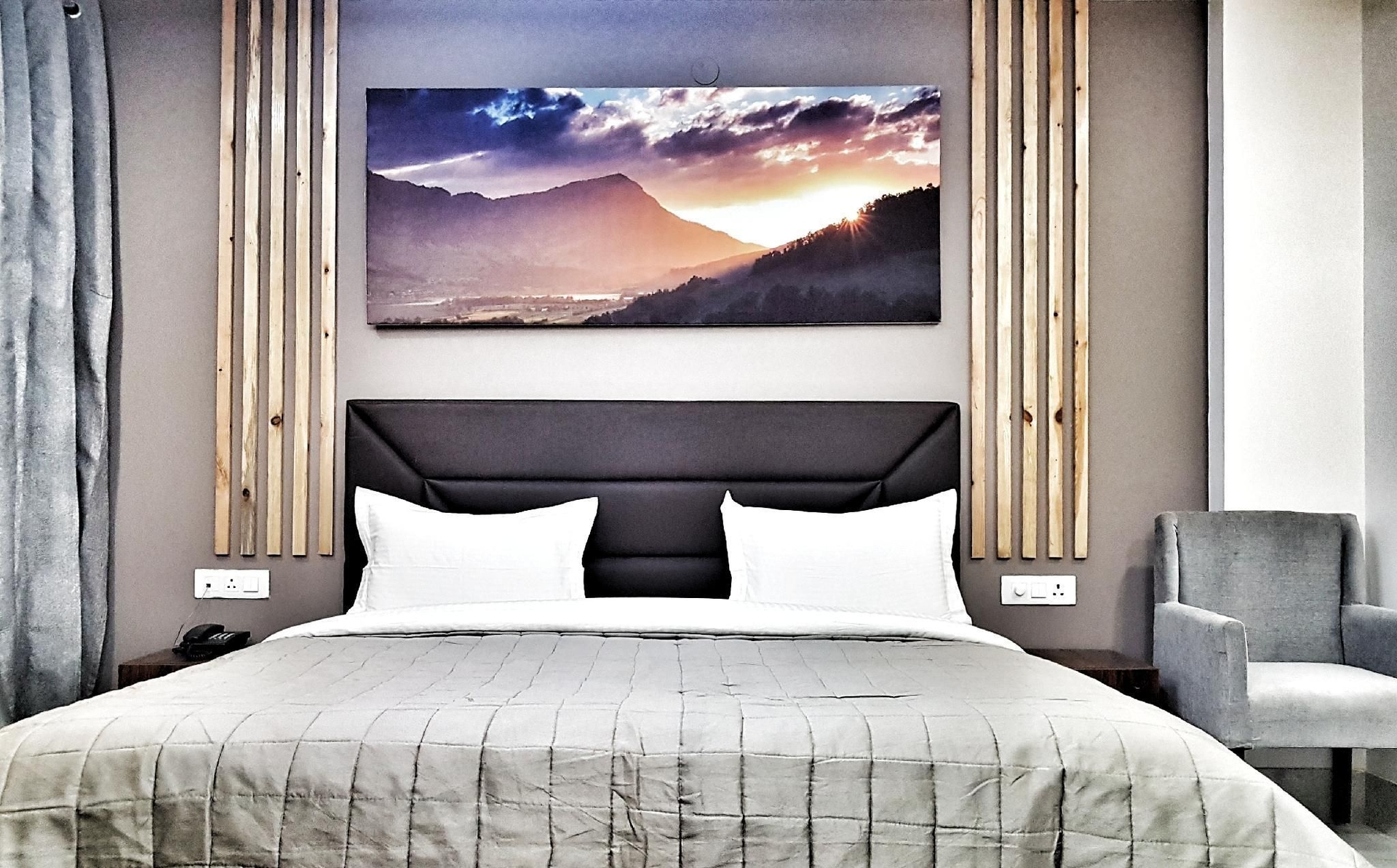 Hotel Aerocity Purple Orchid3